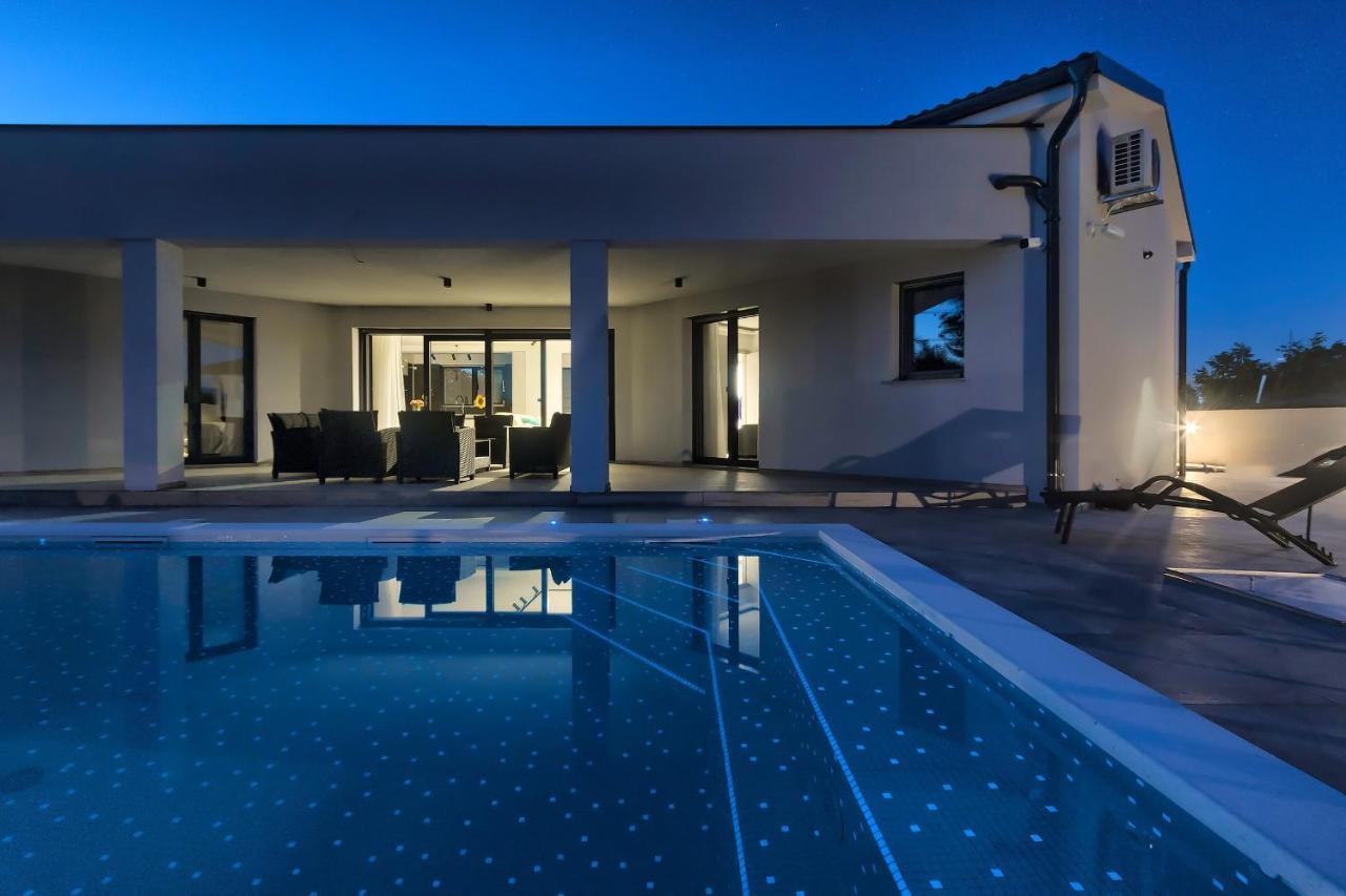 Villa Speranza With Illuminated Pool PUY Exterior foto