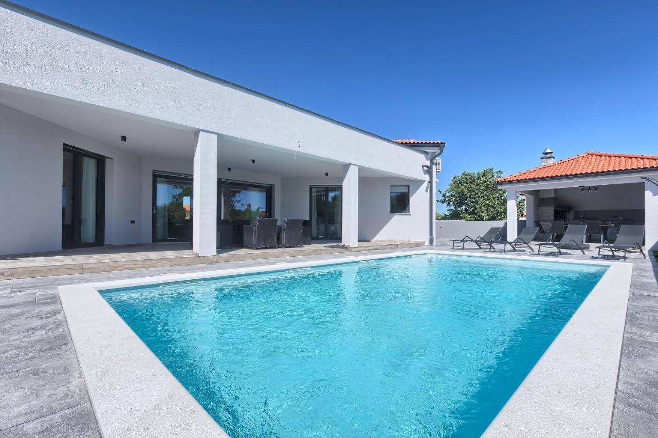 Villa Speranza With Illuminated Pool PUY Exterior foto