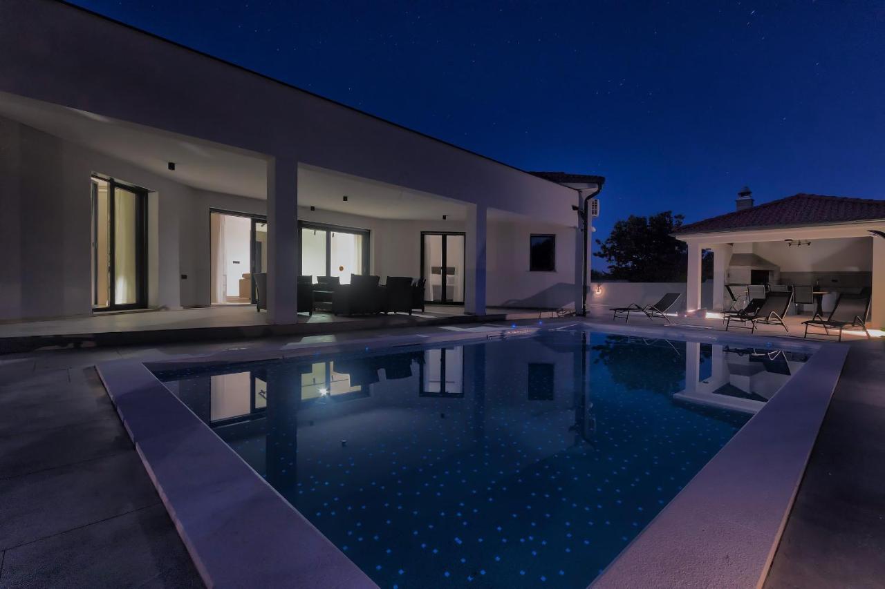 Villa Speranza With Illuminated Pool PUY Exterior foto