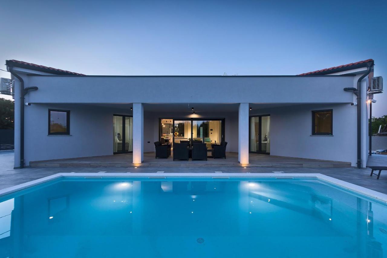 Villa Speranza With Illuminated Pool PUY Exterior foto