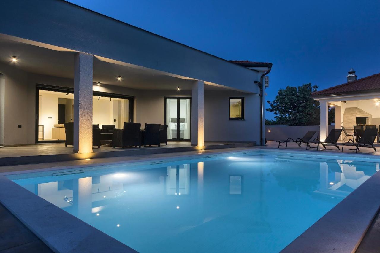 Villa Speranza With Illuminated Pool PUY Exterior foto