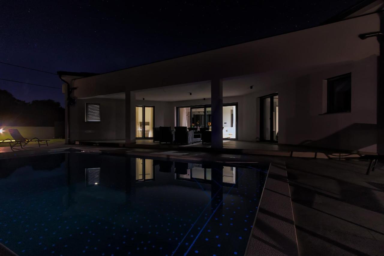 Villa Speranza With Illuminated Pool PUY Exterior foto