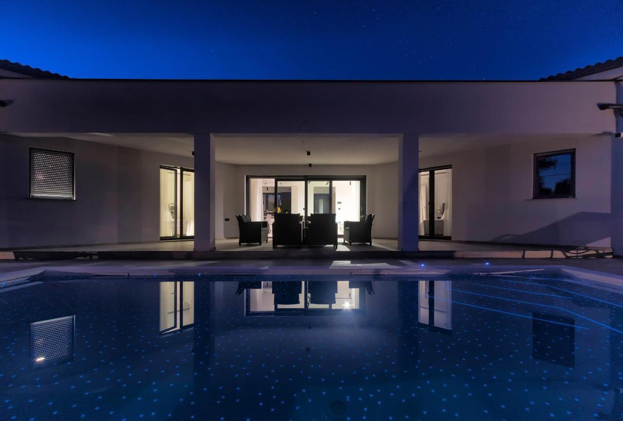 Villa Speranza With Illuminated Pool PUY Exterior foto